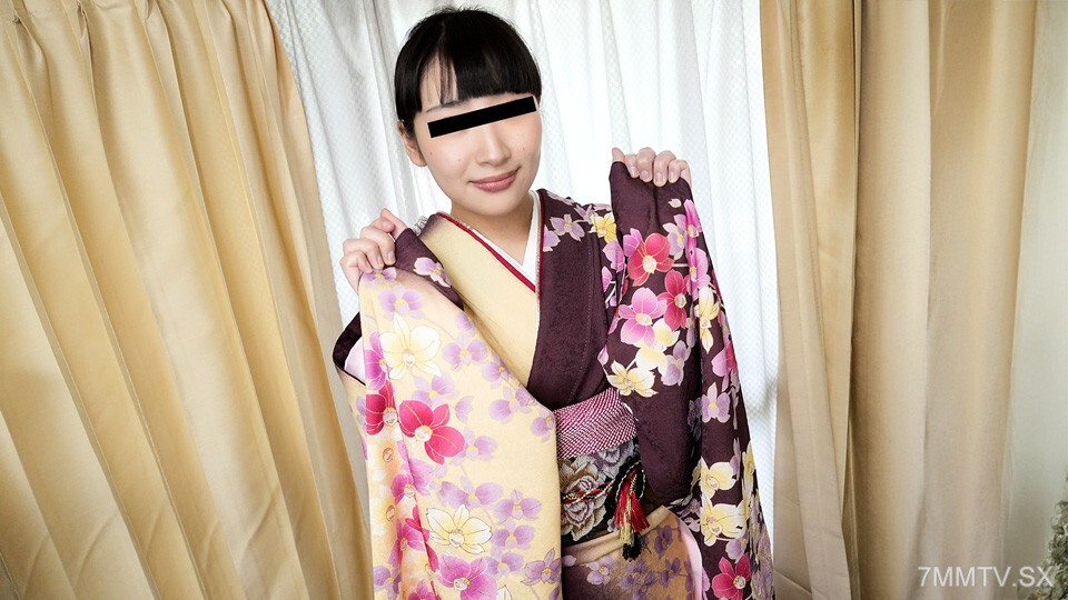 一個穿著長和服的柔軟大乳房女孩卡明