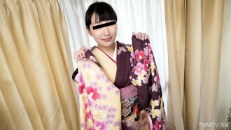 Un long kimono avec de gros seins souples, écrit par une femme célibataire percée.