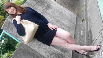 Une belle femme mature, qui s'est égarée et a les cuisses recouvertes d'une double huile parallèle et continue !