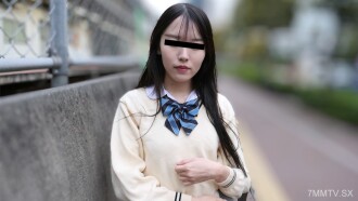 一個穿著制服的女孩在火車上玩yamashita moeka