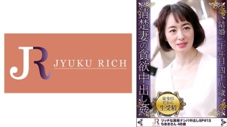 DHT-336 48 歲的已婚婦女千秋上演了一場色情場面，一位悠閒的女士似乎正在撫摸一隻小燕子。