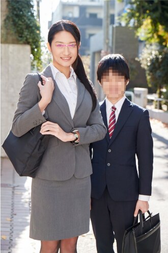DKRA-2101 專為高挑聰慧的OL打造：一位身高超過170cm、擁有修長美腿的漂亮女前輩，與她身材嬌小的下屬在工作時間嘗試了一場身高差性愛！下屬觸摸著平時嚴厲的女上司模特兒般的身材，竟然勃起了！在下屬的猛烈衝擊下，前輩的陰道能否達到高潮，甚至被射入體內呢？ ！