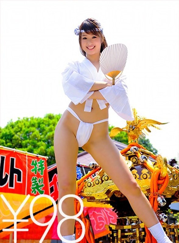 DV-1416 以實惠的價格購買美井奈奈的作品！這是節日，也是性！我在入口處遇見了裸體、身穿羽織的美井奈奈，兩人在一起。她向抬著神轎的男人們炫耀女上位的姿勢。神轎走的時候，她也來。她從後面深入他的體內，然後以面對面的女牛仔姿勢向上推，讓他達到高潮。以傳教士體位深入攻擊，最後以川上奈奈美顏射