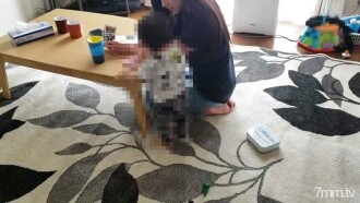 【個人】リビングでお子さんたちがいる中で...必死に声を堪えながらも犯される美人妻