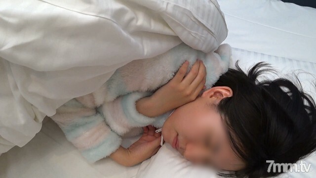 １８歳年下の本物素人若妻にスク水着衣生ハメ中出し・ぶっかけ連続イキ！お泊り不倫でやり放題ｗｗｗ