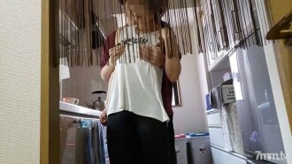 【個人】ローン払えず求職中の旦那が出かけている間に台所で犯される巨乳若妻