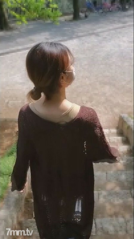 FC2-PPV-1422415 [未经审查] 与超级美丽的半模女孩和阴道射精和从户外散步的乳头舔手淫连续射精（44 分钟）在线观看