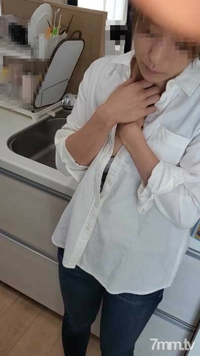 FC2-PPV-1477563 [个人]我拼命忍着我的声音让我的孩子没有註意到它，但我的身体对太多的大公鸡做出反应......在线观看