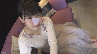 [Personal shooting] Thigh 24 years old Loli-based shaved young wife with plenty of charm and a large amount of vaginal cum shot