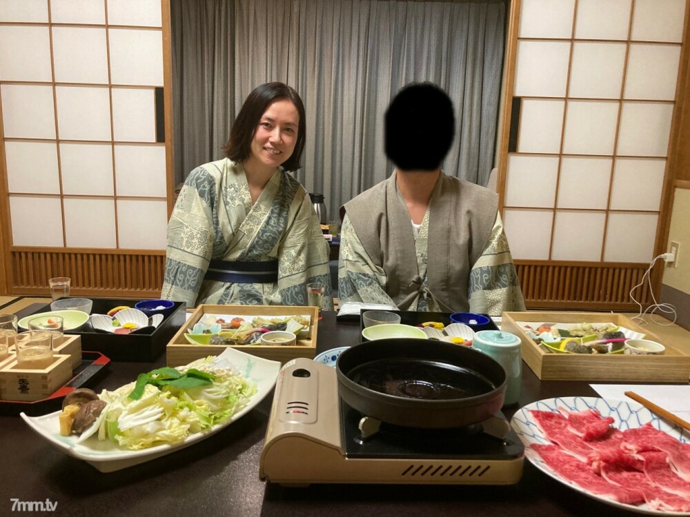【人妻】千穂　温泉旅行で布団敷いてないのに即ハメ中出し、お掃除でおじさん暴発口内　