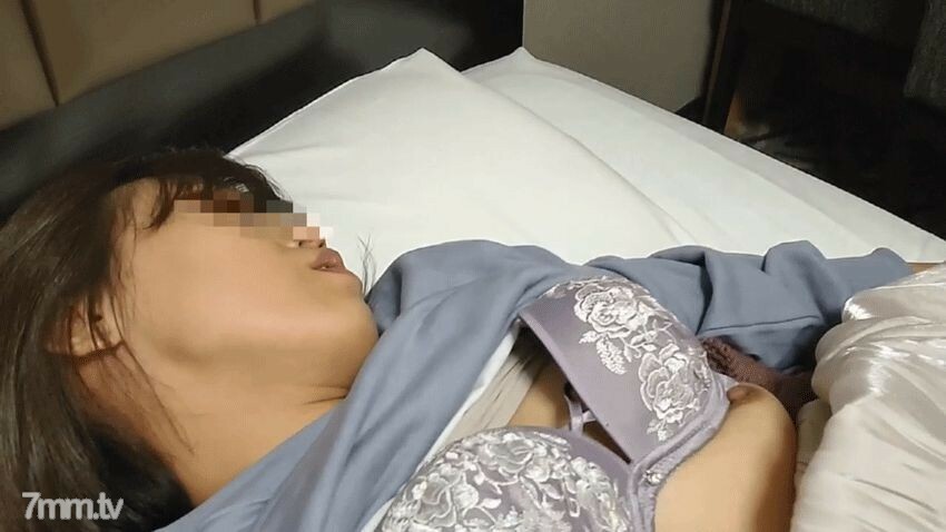 FC2-PPV-1643694 直到 16 日 [个人] Mama-san，两个排球孩子的母亲。练习后用别人的棍子犯一个超过债务量的汗水，并排出另一个人的汁液在线观看