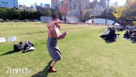 FC2-PPV-1696305 FC2-PPV-1696305 【Hinatabokko女孩疯了】让一个女大学生在草坪上玩耍！在春天发情的猫。同时抓住年轻和杰作的身体中出！ !! [狂欢]