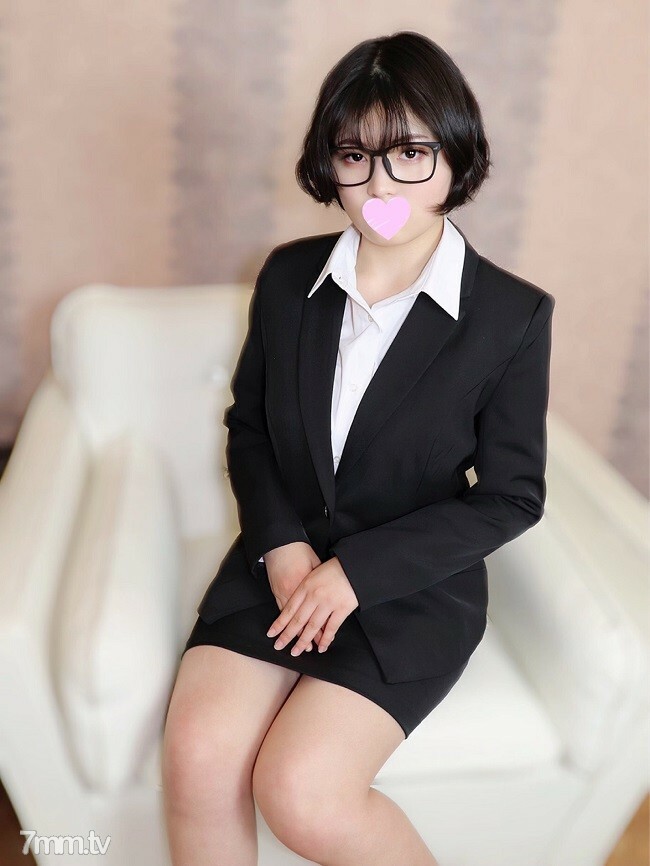 FC2-PPV-1704935 Yurika 19 岁 像偶像一样的美少女求职学生！脱下西装，E罩杯美巨乳穿出纤细身材！害羞而内向的漂亮女孩与种子和阴道射精！在线观看