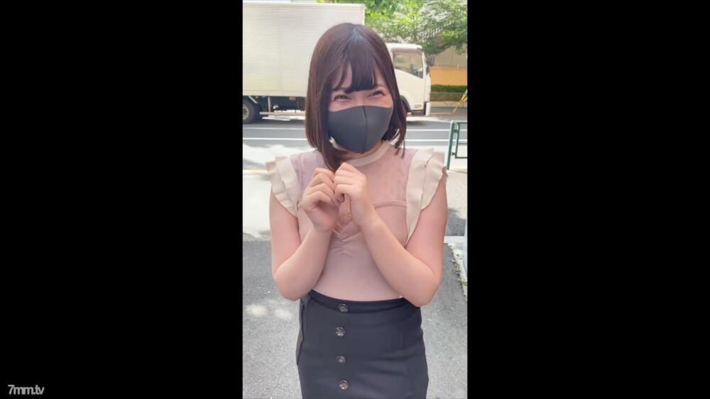 FC2-PPV-1884526 【FHD高品质/无】带一个拥有美妙微笑的现代女孩到你家来享受性爱吧！享受胸罩塞不下的超巨乳后中出巨量！ ！ *可享精选评论奖金在线观看