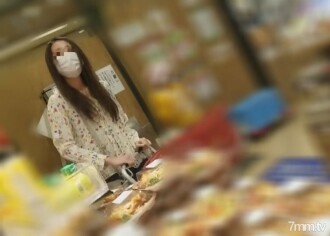 Kunjungan kedua [Individu] Mengunjungi penyihir cantik dari istri perumahan perusahaan di rumah setelah berbelanja. Sebelum suaminya pulang, dia menghisap jus orang lain ke dalam rahim dengan tongkat orang lain ke bagian belakang vagina dan menghamilinya.
