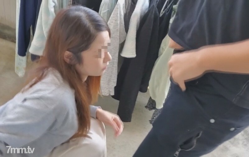 FC2-PPV-2546605 34分钟【圣诞节后一天三个男人上门拜访】把女儿放在寒冷的天空的母亲被强暴，丈夫的债务被认为是替代品。在线观看