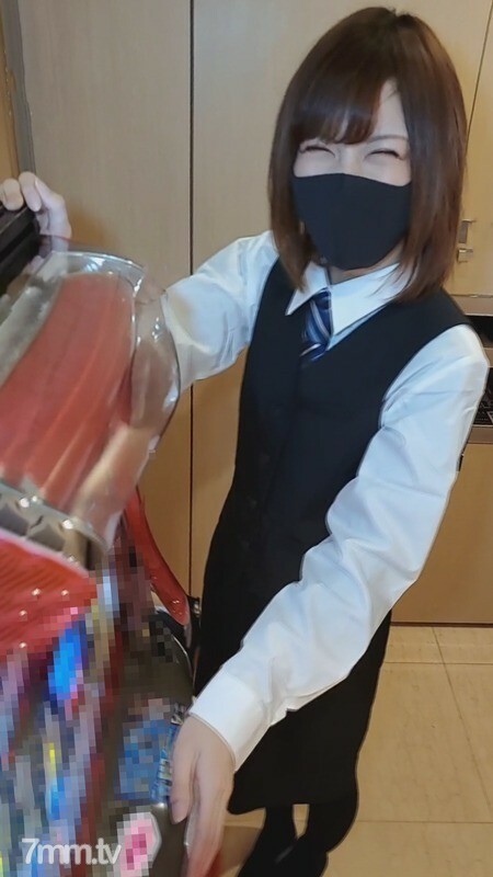FC2-PPV-2647423 在弹珠机店的奖品柜檯，她有着可爱的笑容和可爱的笑容。在线观看