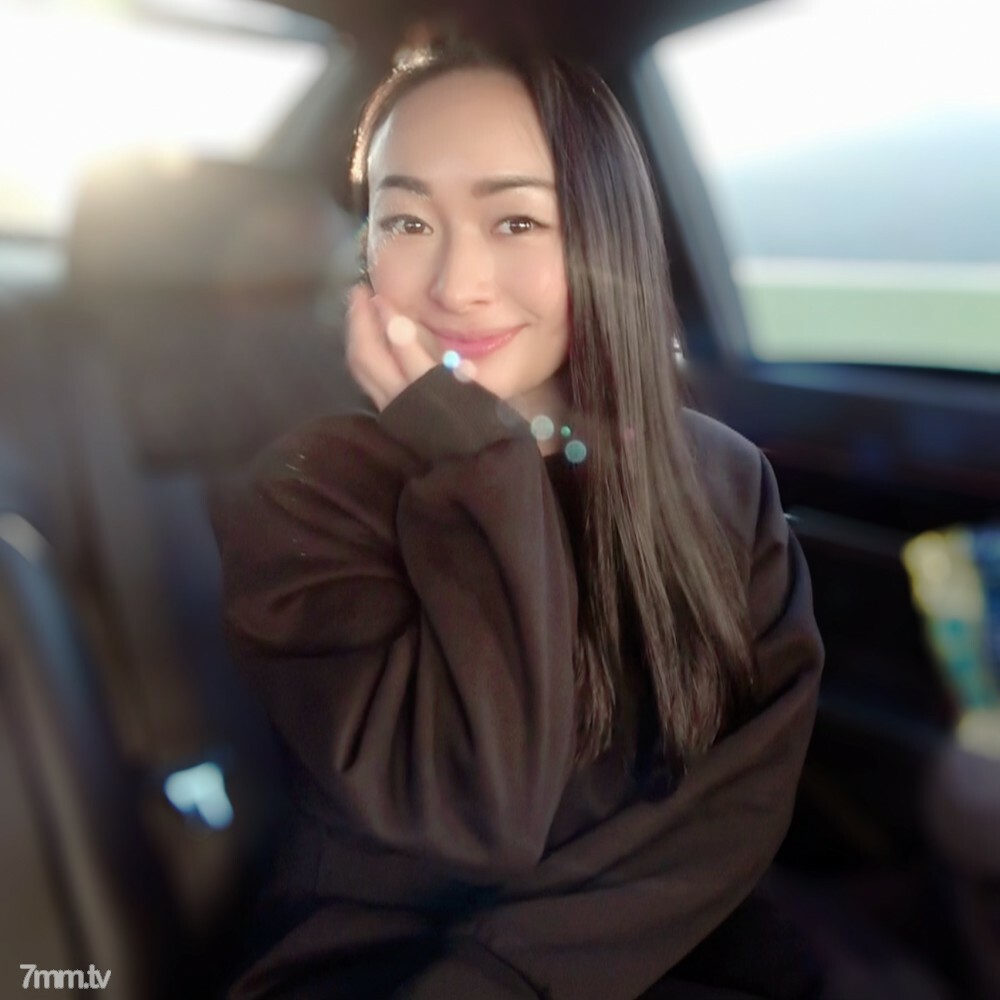 FC2-PPV-2671819 「你家附近不是有这样的老婆吗？」到白天在车里和漂亮的魔女老婆发生婚外情…涂上鲜红色口红好看的情色脸蛋上大量射精在线观看