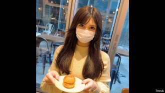 First shot! !! Limited number! [Uncensored] It seems that she transforms into an obedient girl while being ashamed to play with her pride ... A 20-year-old female college student who is lonely and tsundere is brought to a love hotel and vaginal cum shot twice! !! (Feature film)
