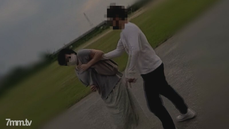 FC2-PPV-2930906 [个人] 下午的小区老婆揉出意外的chichi。天还亮的时候，我在立交桥下强暴了我的喉咙，并在隔壁房间和一个孩子用另一根棍子射了阴道精液。我只是把它光着身子扔在阳台上。 FC2-PPV-2930906在线观看