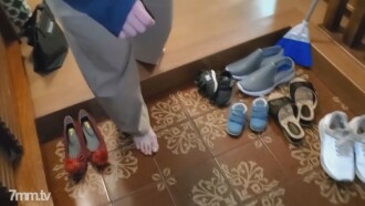 Lawatan ke rumah [Individu] Membunuh suara menggeletar di belakang nenek yang mengawasi kanak-kanak dan tembakan air mani faraj kepada dua orang berturut-turut ...