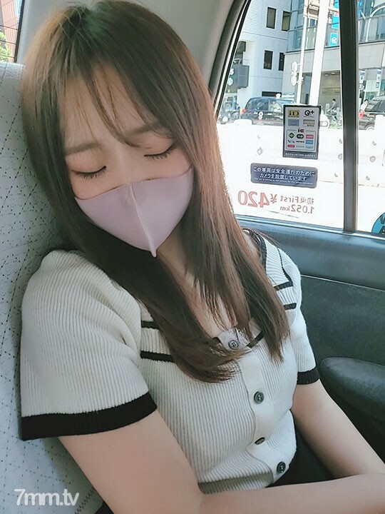 FC2-PPV-3037045 【收藏作品/流出】皮肤白皙敏感度不错的后辈女友。一边听着男朋友的抱怨，一边让他○带他到房间射精。在线观看