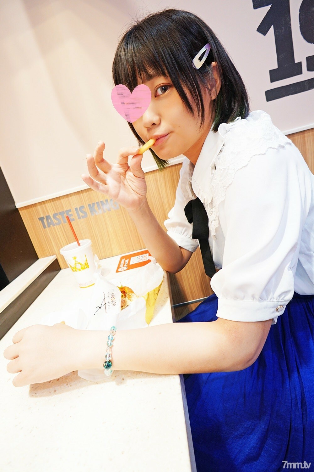 FC2-PPV-3067368 [未经审查] [未经授权的流出]“啊...我出去了♡”在一家受欢迎的西餐厅打工的学生第一次哭了！爱从没有性经验的天真鸡巴溢出的爱汁。一个在暑假里用嘴吮吸阴茎的女人长大成人。在线观看