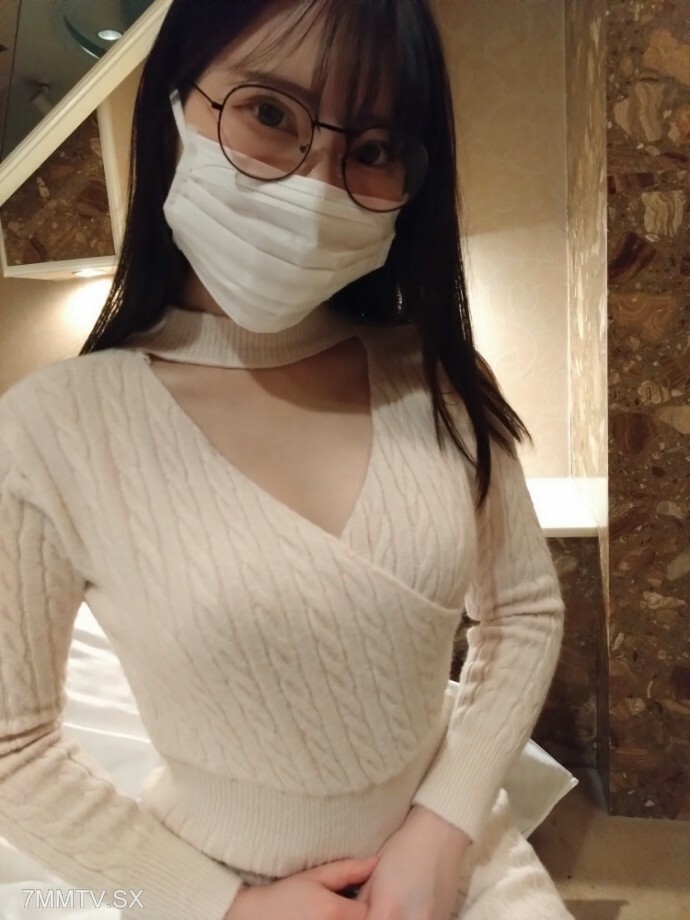 FC2-PPV-3192936 【个人拍摄】略显天生的巨乳白皙眼镜妹爱好生存游戏赚零用钱在线观看
