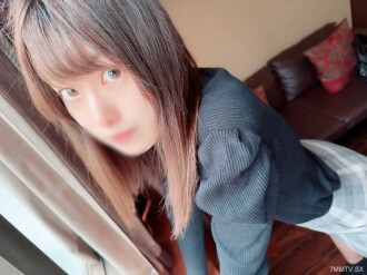 與我在應用程序中遇到的扁平苗條大學生進行無鞍性愛