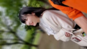 G 罩杯纖細美女，雙牙可愛。 「現在的工資好嚴啊……」鏡頭讓她感到害怕，卻又毫不留情地連續射了兩次。 。
