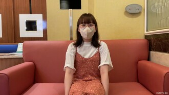 戴著勤奮眼鏡的奇聞趣事*OL。一個不習慣公雞的簡單眼鏡*陰戶是為了刺穿肉棒而製作的。