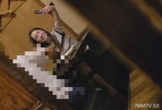 Femme aux gros seins exquise, la performance ne change jamais. Utilisation immédiate des clients existants accompagnant la situation