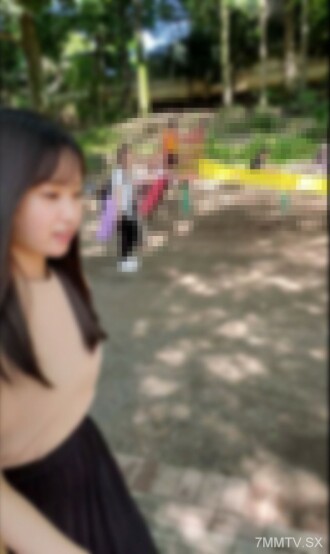 被捕。中午在公園裡與人暴露口交。我無情地播種了一位F罩杯美女，她因我出汗的雞巴暴露了她的恥辱而感到尷尬。