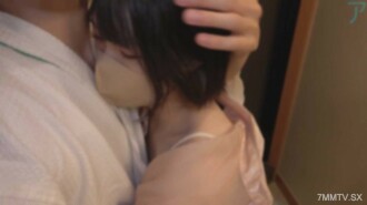 她有美麗的皮膚和小乳房，握起來很舒服，所以當我像自慰器一樣操她時，我很興奮並出來了一個巨大的中出♡