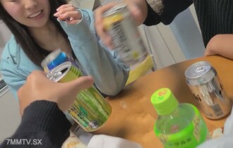 一名保育員的嬌小年輕妻子尋求經濟援助。與朋友喝酒後，他接受別人的生食，同時隱藏自己的臉不讓鏡頭看見。
