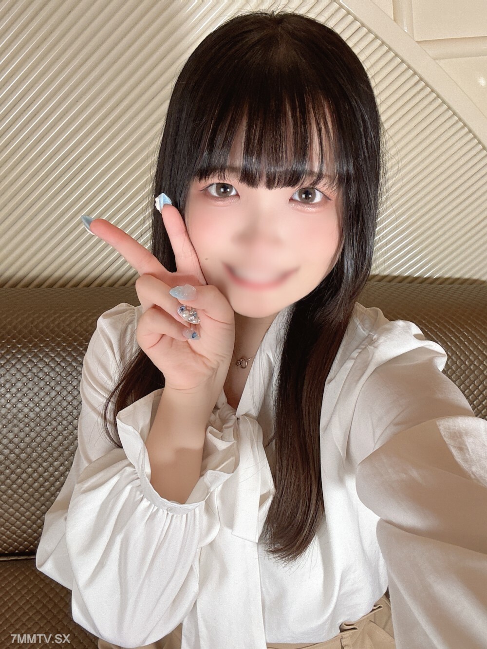 FC2-PPV-4391667 * JD kon-chan今年18岁，拥有美丽的胸部，并且性慾旺盛。在线观看