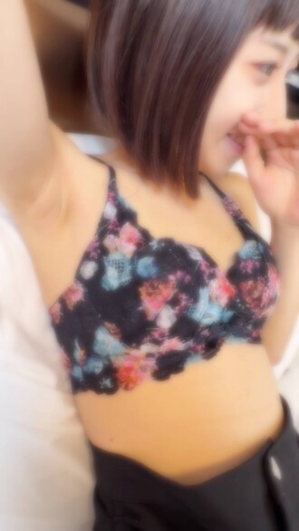 Limitadong oras na alok: 1,480 puntos! [Uncensored] [Creampie] Reunion with a slender young wife who is struggling with fate. Napakaganda ng shorts at tank top, pero hinubad ko ito at pumasok sa loob niya. Nililinis ang titi na nababalutan ng maruming katas ng puke. ※Kasama ang bonus