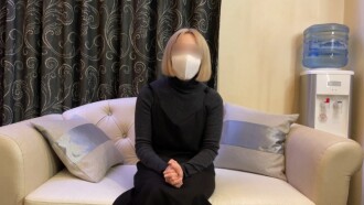 Isang 27-anyos na hairdresser na may seksing agwat sa pagitan ng kanyang personalidad at personalidad. Nawala ang sarili sa titi na matagal na niyang hindi nakakaranas at umuungol sa sobrang tuwa.