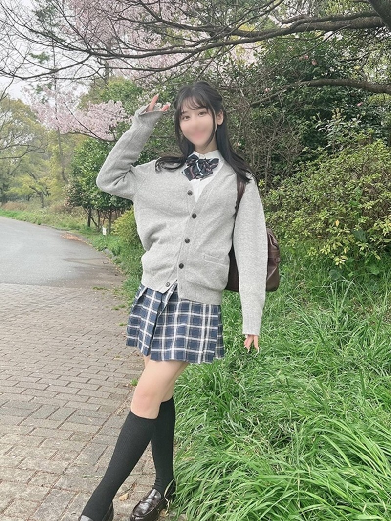 Emi-chan vom Teezeremonie-Club, 18 Jahre alt, eine hellhäutige, schlanke Schönheit mit versteckten großen Brüsten, wird bei dem Frühlingswetter geil und hat Sex mit mir. *Wer zuerst kommt, mahlt zuerst, hochwertiger Bonus inklusive*在线观看