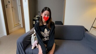 Một cô gái 19 tuổi đã kết hôn, nhỏ nhắn, trông giống Aoyama Yuu và thích bú cặc♡ Một cô gái biến thái thích khổ dâm, thích trêu chọc sâu trong cổ họng mình bằng cách tự liếm sâu vào trong rồi lại mút tiếp với đôi mắt đẫm lệ♡