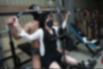 *Première édition limitée à une pièce* [Non censuré] Les désirs du PDG pervers sont imparables. Une femme mariée, mince et belle, est stimulée dans son impressionnante salle d'entraînement.
