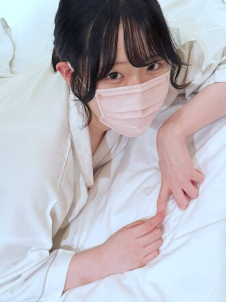FC2-PPV-4692702 「尿尿♡」SSS級白皙無辜女孩脫掉內衣用振動器高潮♡她被一個令人毛骨悚然的老男人擺佈