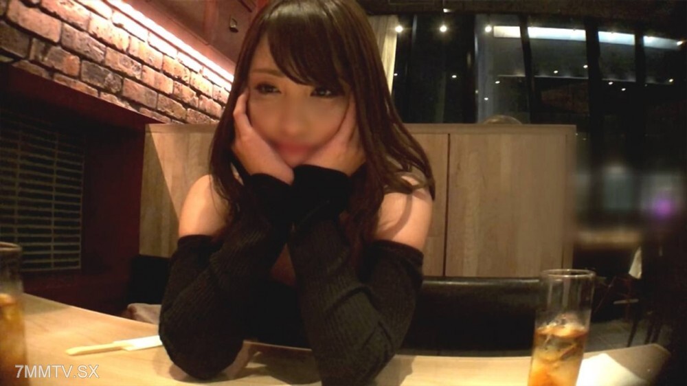 她是如此自大，但是她真可愛！Saki（20）是俱樂部找到的最好的gal。給了他一個零食後，他插入了他的陰莖。粘汁果汁貓超級舒適！