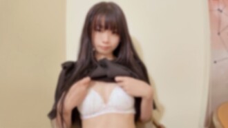 [990 puntos hanggang 10/7] [Unang shoot] 19-taong-gulang na beauty specialist. Maliit at sensitive ang katawan, mahiyain siya sa harap ng camera pero nanginginig sa sarap. Ang isang malaking halaga ng semilya ay tumagos sa ari sa loob ng kanyang makatas na puke.
