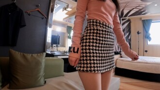 Seorang gadis berusia 19 tahun dengan lidah yang luar biasa ♡ Ciumannya yang hati-hati dan blowjob hyottoko-nya sangat hebat, aku bertanya-tanya di mana dia mempelajarinya ♡ Seks seperti sepasang kekasih dengan gadis seperti kucing yang ramah ♡