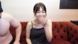 FC2-PPV-4839218 【极其罕见的2张剧照】一位当地电视台播音员的未婚妻与她爱上的摄影师拍摄了一段甜蜜的性爱视频。影片中还有一套可爱的製服。