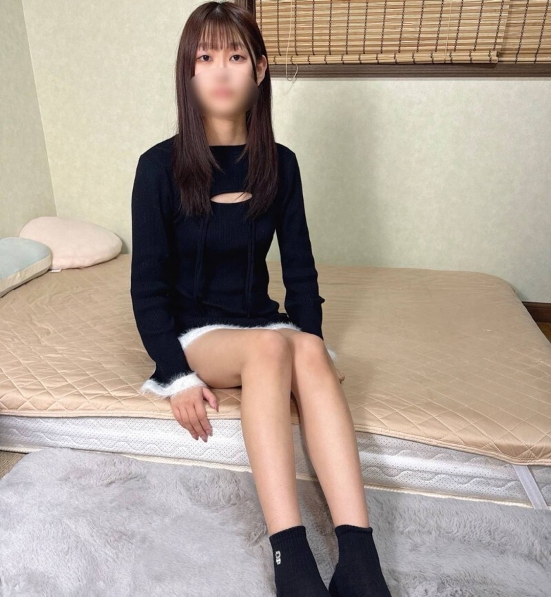 FC2-PPV-4865843 【完全業餘&首次拍攝】一位擁有美腿和翹臀的18歲漂亮女大學生♡ 她天真羞澀的反應令人無法抗拒♡ 她對意料之外的體內射精感到困惑…