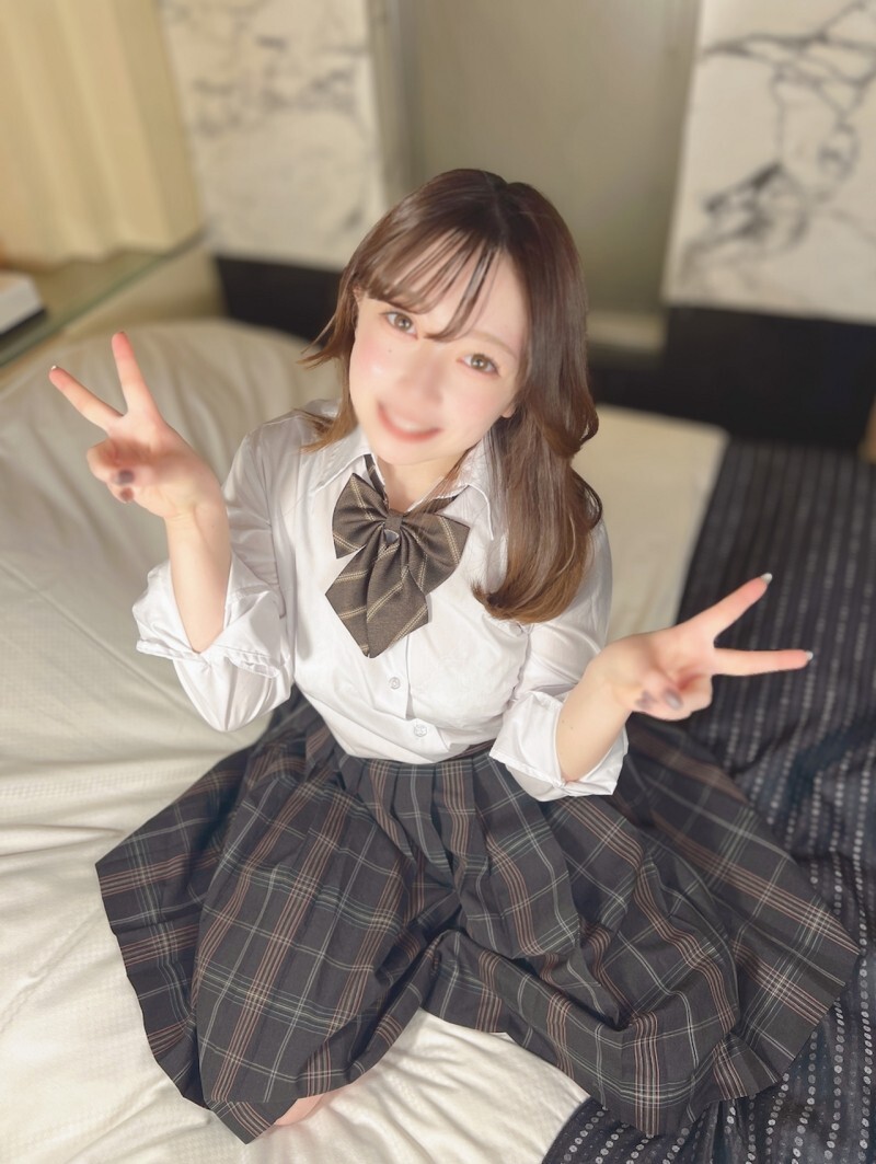 FC2-PPV-4880828 【春意盎然，纯真诱惑×女神般容貌◎】拥有天然F罩杯的女神日向酱，彷佛渴望世界和平，却勤恳地服侍着一根超过20厘米的巨根。性经验尚浅的日向酱，在被大量精液灌满体内后，第一次体验到了喷水和高潮痉挛的快感。全集完整在线看