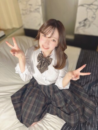 FC2-PPV-4880828 【春意盎然，纯真诱惑×女神般容貌◎】拥有天然F罩杯的女神日向酱，彷佛渴望世界和平，却勤恳地服侍着一根超过20厘米的巨根。性经验尚浅的日向酱，在被大量精液灌满体内后，第一次体验到了喷水和高潮痉挛的快感。