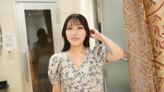 FC2-PPV-4884731 【无删减版】20岁的咖啡馆女服务生柚木不说话，只用纤细的身材和眼神来服务顾客。